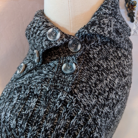 Asymmetrical turtleneck tunic - Picture 4 of 8